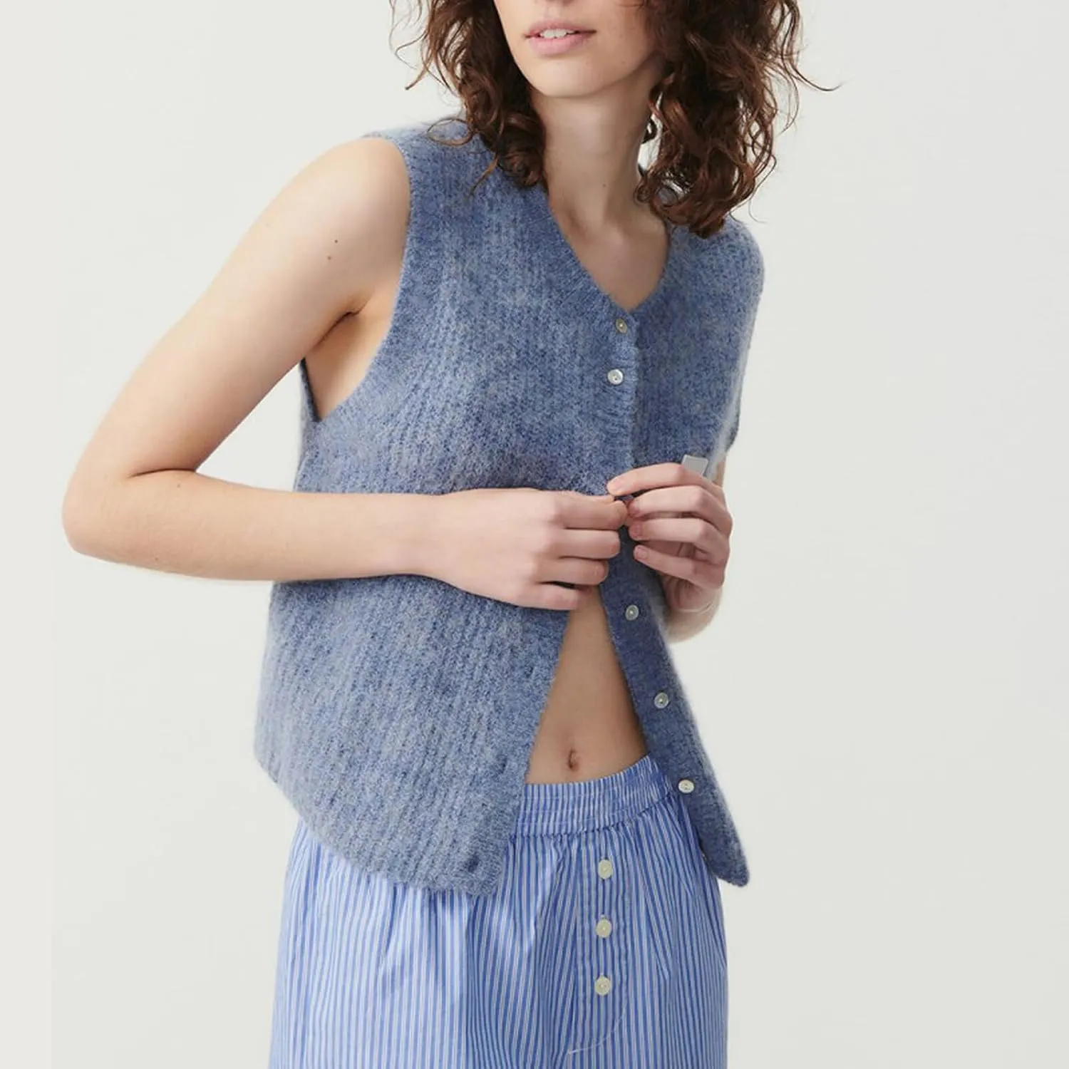 Women Y2k Knitted Sweater Vest Sleeveelss Button Down Round Neck Ribbed Knit Tank Top Cardigan Vest Streetwear